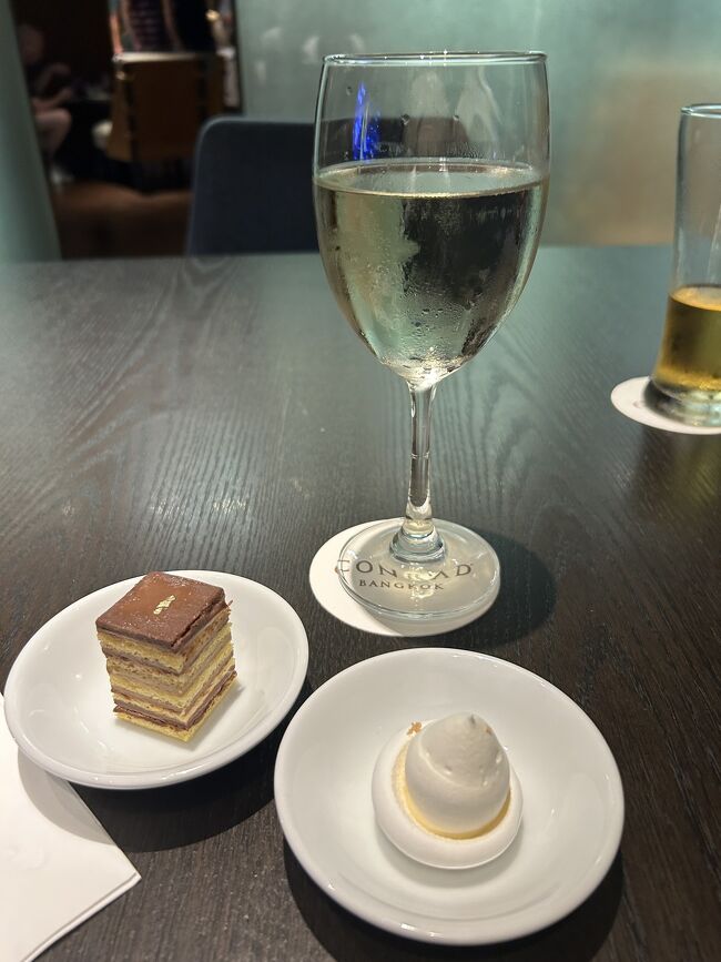 スイーツと共に白ワイン。<br /><br />これにて初日は、終了。<br />19000歩ほど歩きました。<br />おやすみなさい～