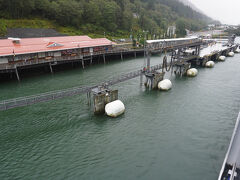 コーラル・プリンセスは船体のサイドスラスターを使って横に移動していきます。