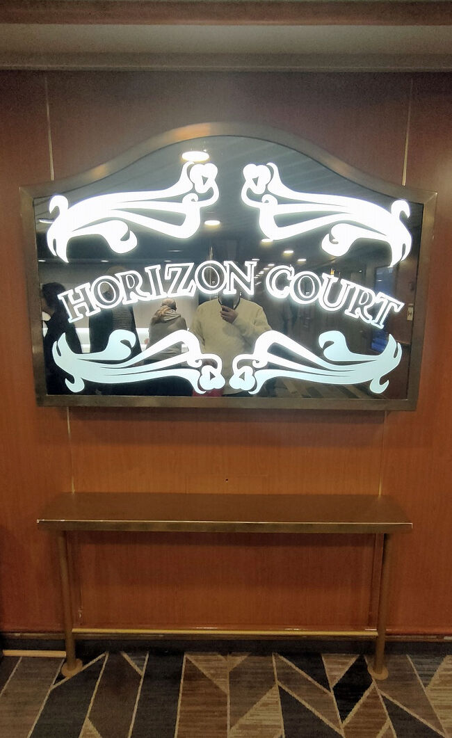 「ジュノー/Juneau」への着岸を見た後はホライゾンコートで朝ごはんにします。