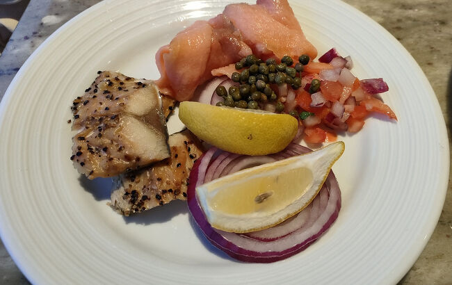 毎日食べていたのはスモークサーモンとスモークしたサバです。大抵のクルーズ船は午前11時までが朝食で、それ以降はランチに切り替わります。その際は右舷と左舷の片方づつが閉められて料理が入れ替えられます。