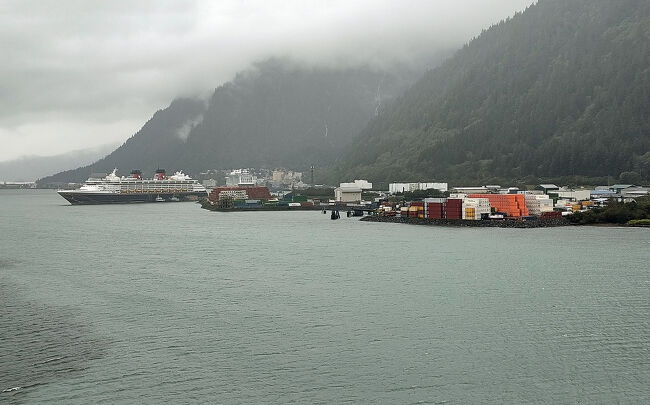 この寒々とした小さな港町でそんな遅くまで時間を潰せる場所は無さそうです。