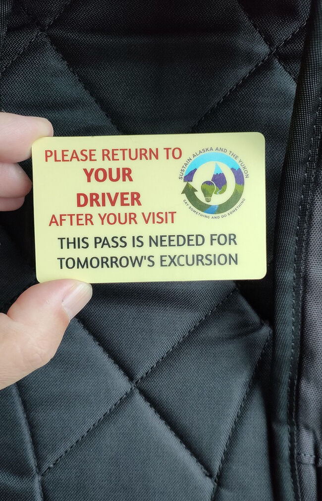 これは氷河の近くにあるビジターセンターの入場券のようなもので、最終の下車の時点でドライバーさんに返却します。