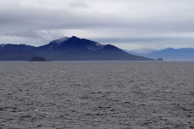 こんな曇天なうえに時折顔に当たる風の中に小雨も混じっています。