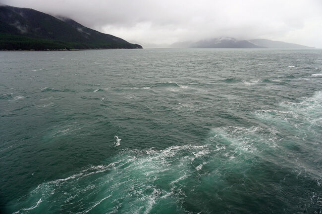 過去を振り返っても旅先で雨に降られるということなどほとんど無いので寄港地の観光が気になってしまいます。