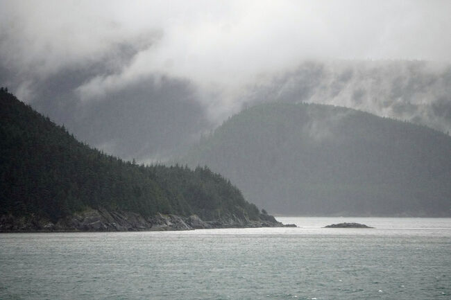そのための周辺の山々の木々で覆われ、不思議な感じがします。