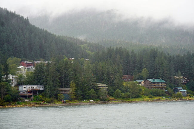 「ジュノー/Juneau」に到着するのは午前11時ですが、町に近づかないと周囲の景色の中に住宅が見えることはありません。