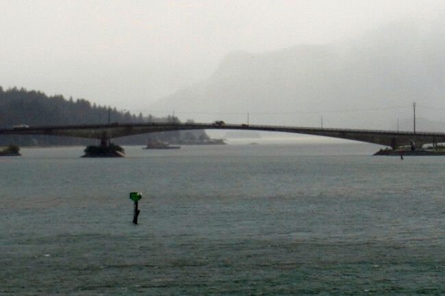 細い水路を南から入ってきて、この「ジュノー・ダグラス橋」まで来ると大きなクルーズ船はこの先へは進むことは出来ません。