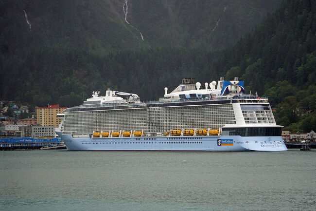 ロイヤルカリビアンのクァンタム・オブ・ザ・シーズの巨体が見えてきました。