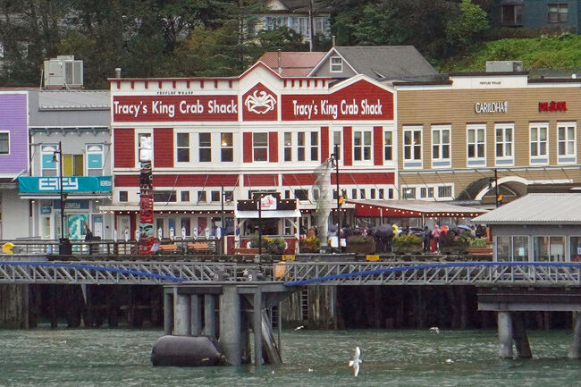 停泊しているクルーズ船の先には「トレーシーズ・キングクラブ・シャンク/Tracy’s King Crab Shack」の建物が見えています。3月に三峡下りでご一緒したご夫婦はこの店でタラバガニを食べると教えてくれました。我々はノーマークでしたが、いい情報をいただいたので晩御飯をここで食べようと決めました。