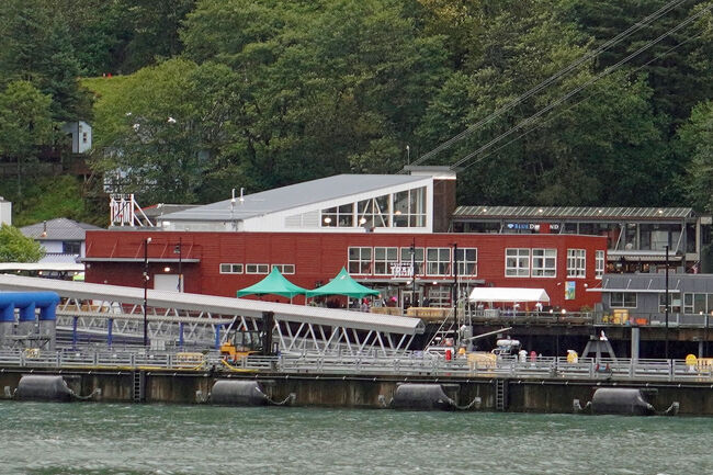 その手前には「Mount Roberts Tramway」というロープウェイの建物も見えています。