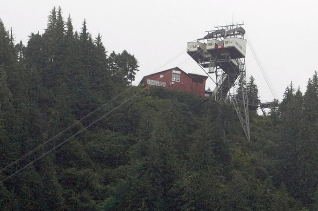 このタイミングでは雲が掛かっていませんでしたが、この後雨模様になったので運航中止になってしまった塔です。
