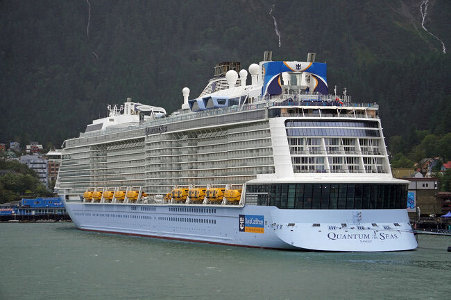 クァンタム・オブ・ザ・シーズの少し後方に停泊します。