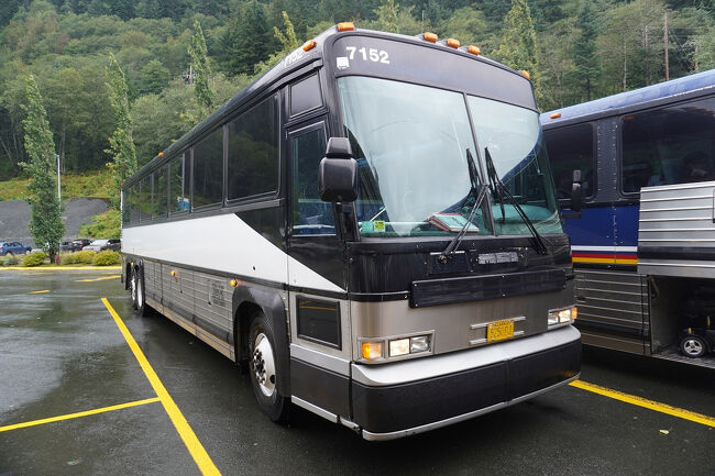 混雑したバス乗り場で自分たちの乗るバスを見つけます。今回のクルーズではシアターなどに時間前に集合して、係員に引率されてバスに乗るというシステムではありませんでした。