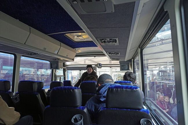 バスはほぼ満席でガイド兼ドライバーさんが面白おかしく案内しながら「グレッシャーガーデン」までドライブです。