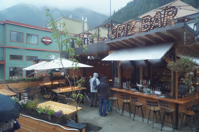 町中にはクルーズきゃう目当ての飲食店やお土産物屋が軒を連ねています。この日はクルーズ船が3艘停泊しているので、小さな町も賑わっています。