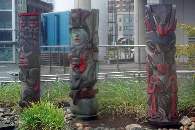 町の所々にトーテムポールが置かれ、アラスカへ来たのだなと感じさせます。「トレーシーズ・キングクラブ・シャンク/Tracy’s King Crab Shack」の表には雨だというのに長蛇の列が出来ていました。ご一緒したご夫婦は大丈夫だろうかと心配します。