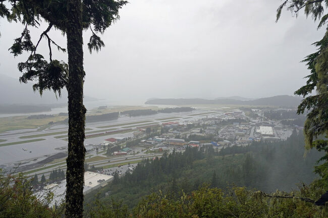坂道を登り切ったところには展望台がありました。ここでフォトストップなのですが、眼下には辛うじて空港が見えるだけで、その先は霧の中です。
