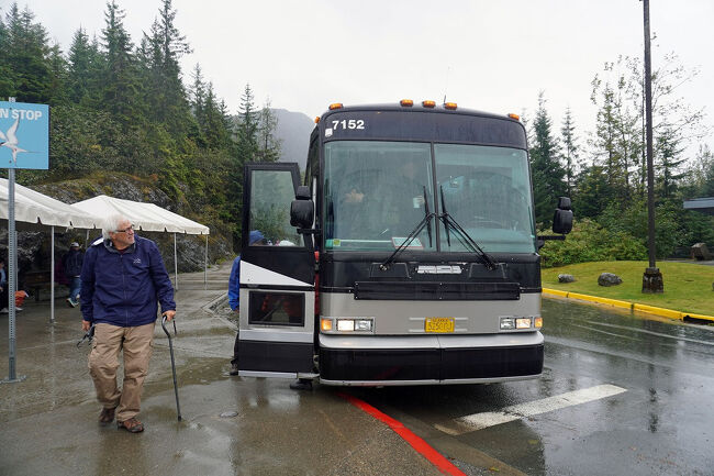「グレイシャー・ガーデンズ・レインフォレスト・アドベンチャー/Glacier Gardens Rainforest Adventure」の観光を終えて、次は「メンデンホール・グレイシャー・ビジター・センター/Mendenhall Glacier Visitor Center」に着きました。