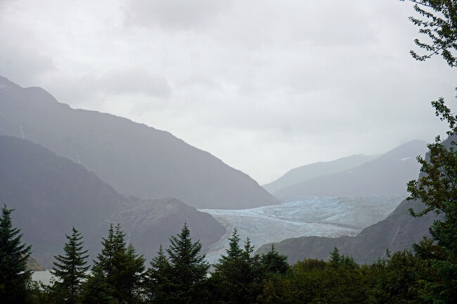 バスの中ではドライバー兼ガイドさんが「乗って来た船は？」「コーラル・プリンセス！」、「再集合時間は？」「ファイブ、ゼロ、ファイブ！（5時5分）」と何度か唱和させて、お客たちは大笑いです。