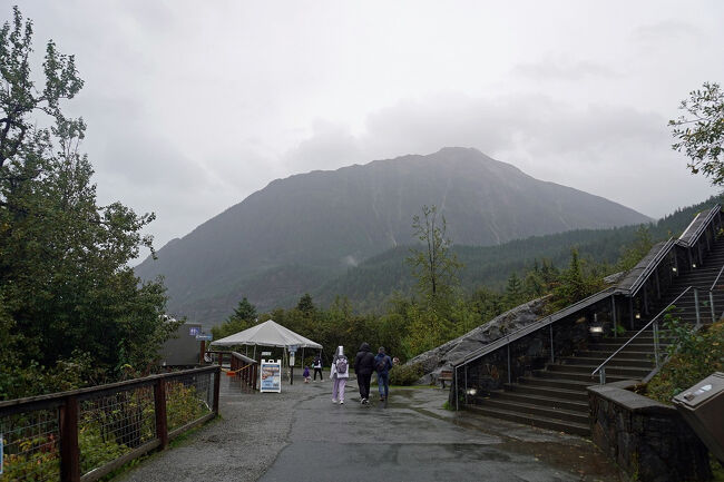 小雨模様の天気ですが、傘をさすほどではないので助かりました。