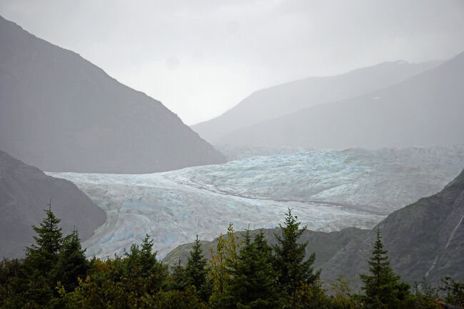 前方には薄霧の中に巨大な氷河が見えてきました。北アメリカ大陸で見る初めての氷河です。
