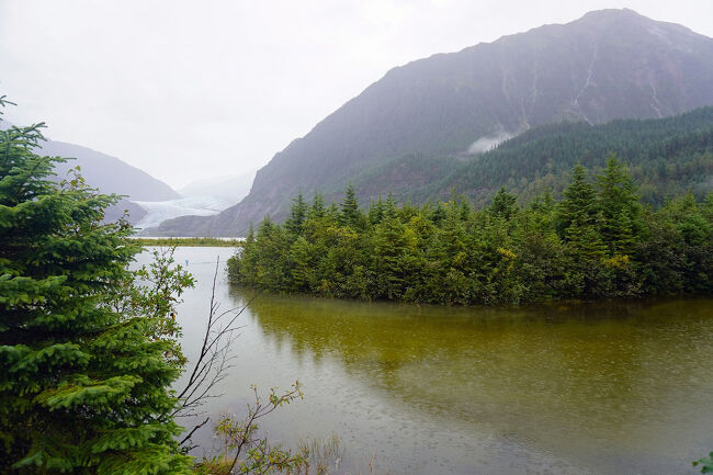 モレーン（moraine）とは堆石、氷堆石という意味で、氷河が谷を削りながら時間をかけて流れる時に削り取られた岩石や岩屑や土砂などが土手のように堆積した地形のことで、このような氷河湖を形成します。