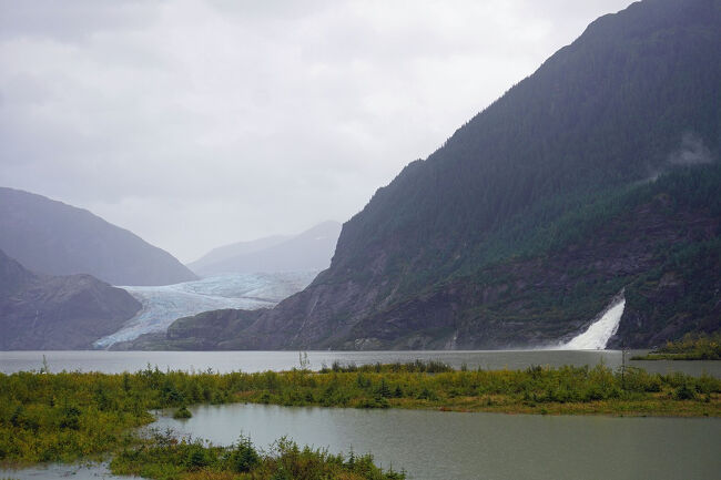 「メンデンス氷河/Mendenhall Glacier」と右手に見える「ナゲット・フォールズ/Nugget Falls」がきれいに見渡せます。