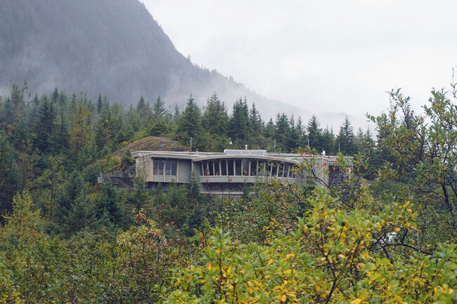振り返ると最後に行く予定の「メンデンホール・グレイシャー・ビジター・センター/Mendenhall Glacier Visitor Center」が見えています。
