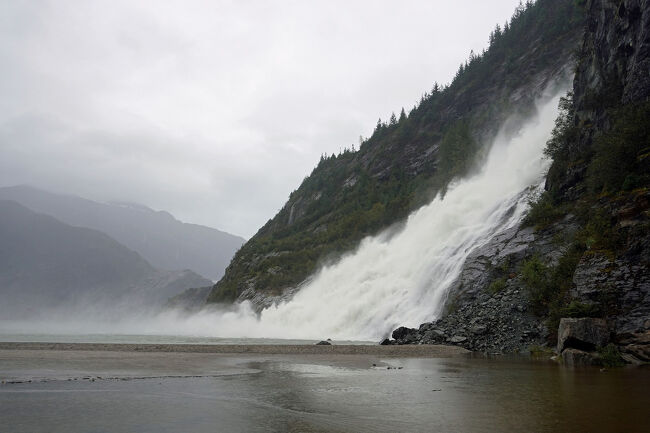 「ナゲット氷河」の小川によって形成されたこの滝は約30メートルと85メートルの2段に分かれて115メートルの高さを落下し、メンデンホール湖の砂州に落ちまています。湖水はメンデンホール川を経てインサイド・パッセージに流れ込むことになります。