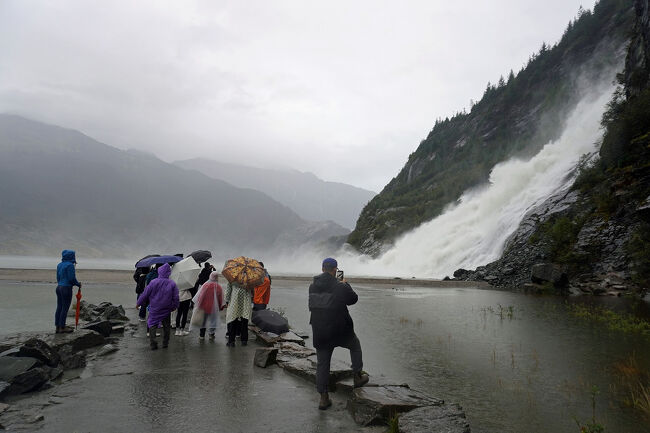 メンデンホール氷河の後退以前は滝が「氷河に直接降り注ぐ」と言われ、あるいは「氷河が滝を覆っている」とも言われていました。