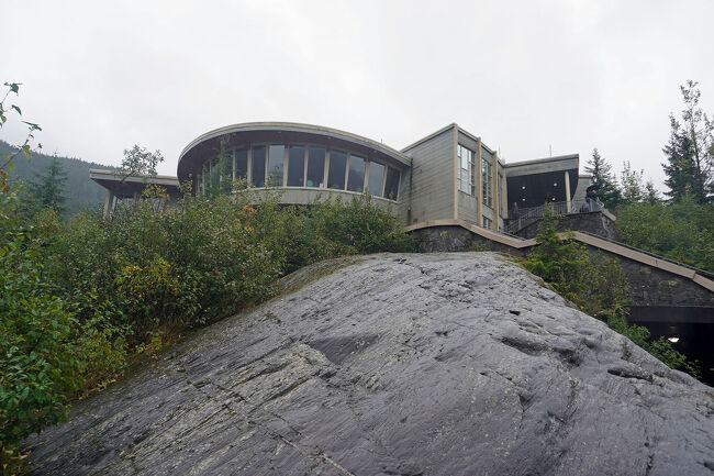 この氷河は1929年にメンデンホール湖が形成されて以来2.82キロ、1500年以降は4.0キロ以上も後退しているそうです。