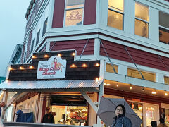 お腹のすいた妻は「トレーシーズ・キングクラブ・シャンク/Tracy’s King Crab Shack」の前に仁王立ちです。母親が言うことを聞かない子供を見るような視線は止めてください。