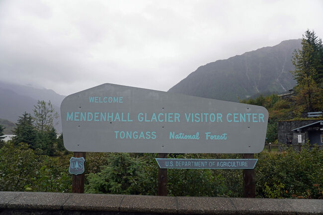 まずは「メンデンホール・グレイシャー・ビジター・センター」の脇を通過して「Photo Point」に向かいます。