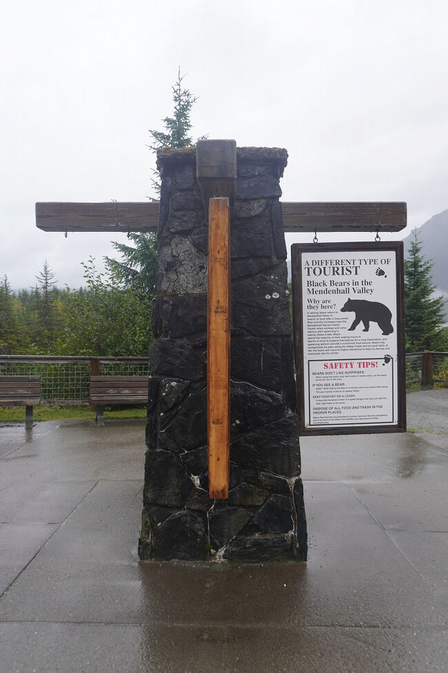 ケルン（Cairn）は人によって組み立てられた石積みのことで、このようなものは昭和30年40年代の日本の観光地でもよく造られました。家族で行った上高地などでよく見掛けたことを思い出します。