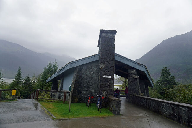駐車場の脇にある「パビリオン」と呼ばれた建物に行ってみます。