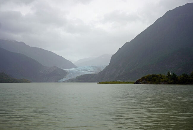この氷河の風景もいつまで見られるのでしょうか。トランプ政権ではどうでもいいことなのでしょうが、地球規模で物事を考えてもらいたいものです。