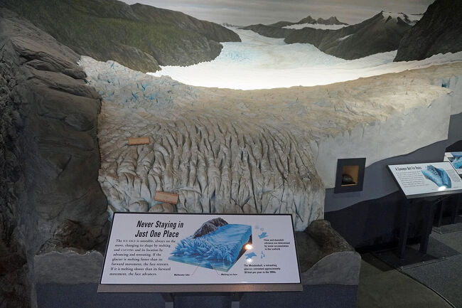 氷河は常に移動していて、融解と氷河崩壊によって姿を変え、前進と後退を繰り返しています。