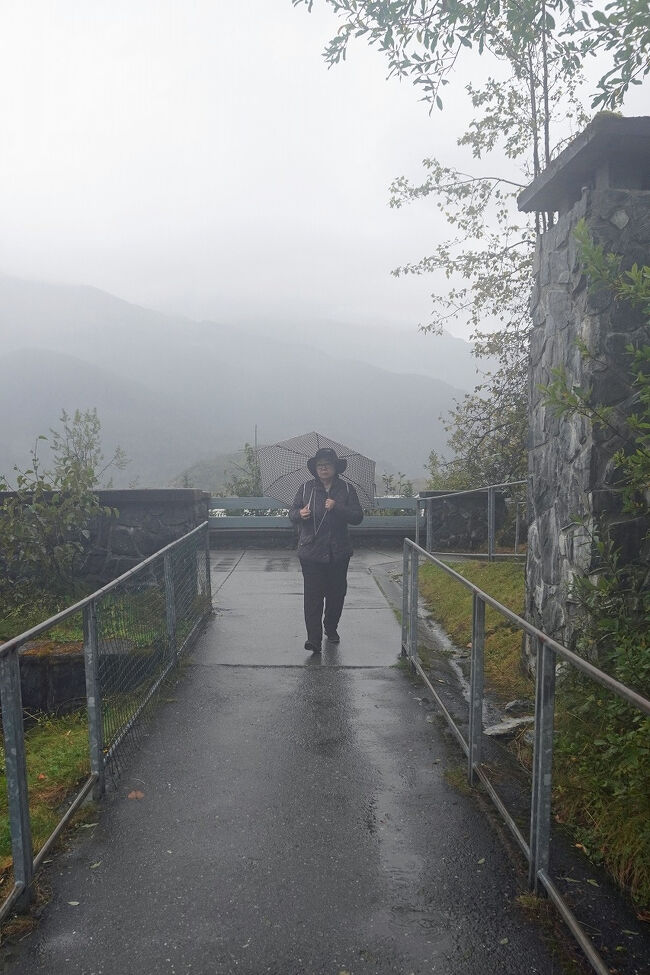 夕方になって再び雨が降ってきました。後はバスに乗ってクルーズ船に戻るだけです。