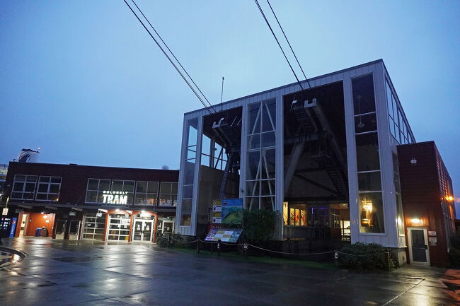 「Mount Roberts Tramway」の駅前を通過しました。