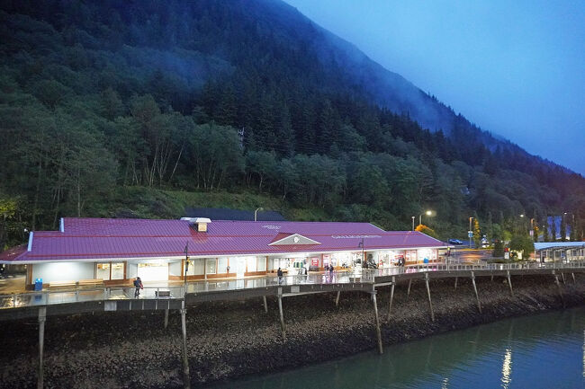 キャビンに戻って冷蔵庫からビールを取り出してバルコニーで飲みます。この時間に戻ってくる人の姿はほとんどありません。