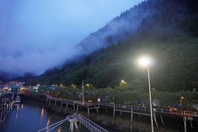 この日の出港は午後9時30分です。もうお腹はいっぱいですが、ツアーの夕食時間が午後5時なのは我が家の旅行のスタイルには合いません。