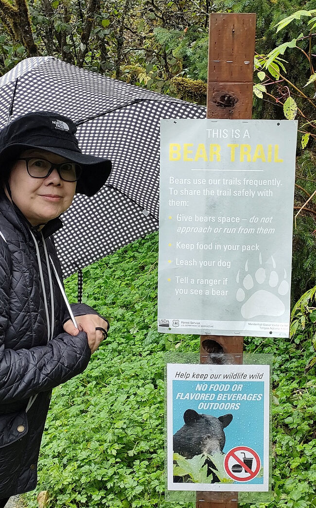 屋外での飲食は禁止されています。人間の食べ物を一度食べてしまうと再び現れることになり、それは駆除するしか選択肢が無くなることを意味しています。全身黒づくめの妻の服はクマと間違えられないだろうかと心配になります。