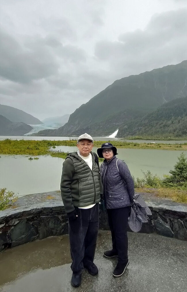 近くに居合わせた方にシャッターを押してもらいました。我々HISのツアーのオプションの方々やもう1つ阪急交通社のツアーも乗船していましたが、日本人の姿は見掛けませんでした。