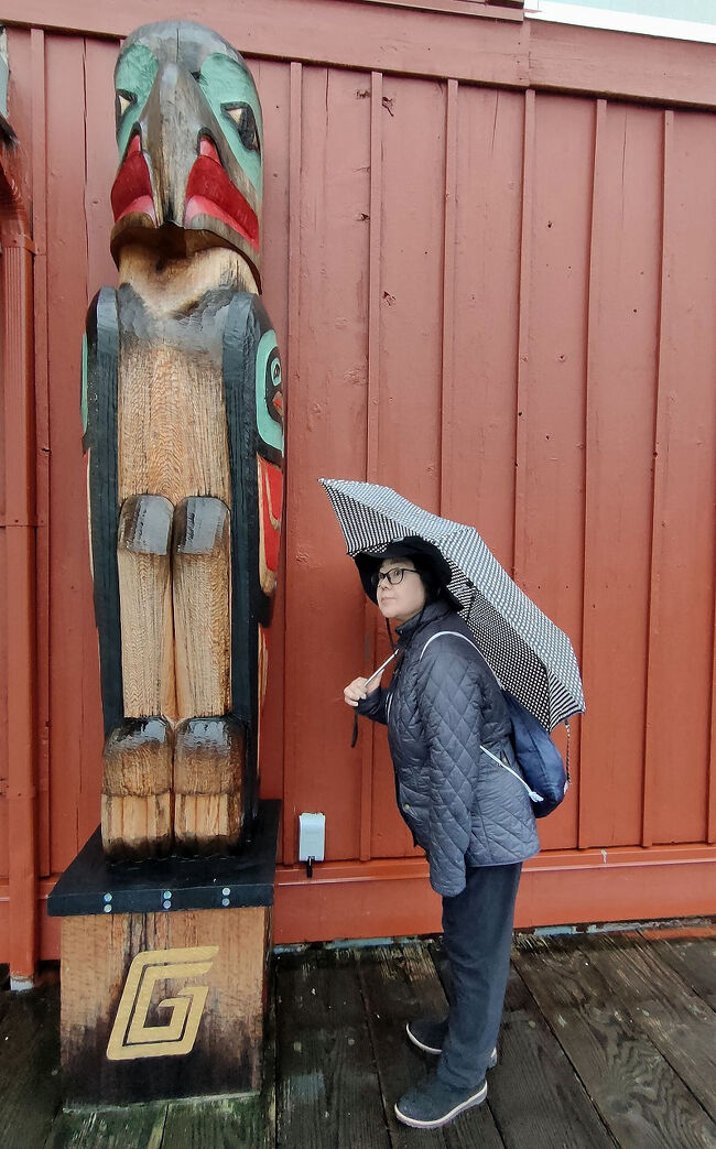 町中まで戻ってくるといろいろな場所にトーテムポールが設置されていました。トーテムポール（Totem Pole）は北アメリカ大陸の太平洋に面した北西沿岸部に住む先住民インディアン（Northwest Coast Indians）の多くが、彼らの家の中や家の前、あるいは墓地などに立ててきた柱状の木造彫刻のことです。