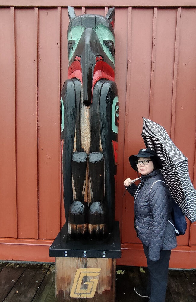 昭和40年代の都内の小学校の校庭にはトーテムポールが建っていることがありました。これは卒業生が製作して残していったものでしたが、自分が卒業するころにはブームも終わったのか、制作することはありませんでした。