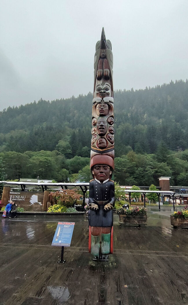 当時の日本の電柱は木製のものが一般的でしたが昭和30年代あたりからコンクリート製の電柱が主流となりはじめ、木製の電柱が大量に廃棄されることになりました。それらを「うまく再利用できないか」ということで、日本のトーテムポールが誕生したといわれます。