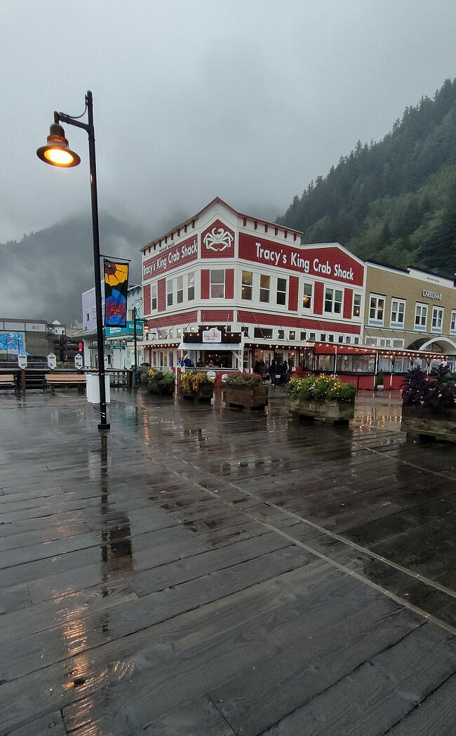 昼過ぎにバスで通過した時は混雑していた辺りも夕方になりクルーズ船の多くが出港してしまうと閑散としています。