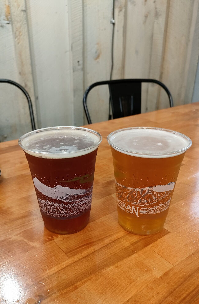 アラスカアンバーとアラスカサマーのビールです。アラスカではあまり泡は重要ではないようですね。