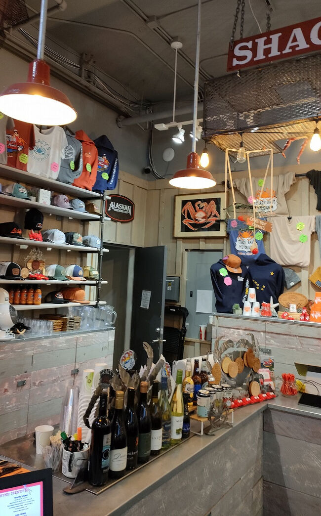 ドリンクのカウンターの脇はショップになっていてこの店のグッズが数多く並んでいました。また、有名人の写真とサインも数多く並んでいることからもこの店が「ジュノー」で有名な店なのだと分かります。