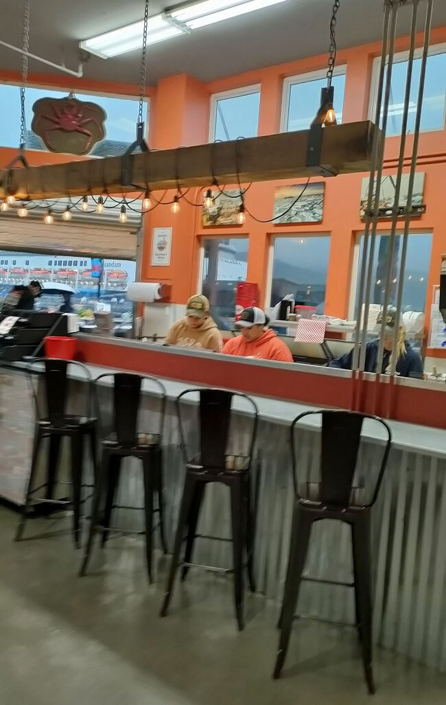 名前の通りトレーシーという女性ですが、この方は1996年にこの地へ移ってきてカニ釣りに魅了されたようです。そして「ホットドッグカートを買って、カニの脚を売ろう。」と思ったそうです。